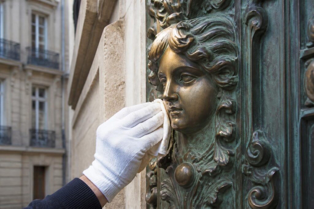 découvrez les meilleures méthodes pour nettoyer le bronze et préserver le patrimoine architectural urbain ainsi que les éléments décoratifs anciens avec soin et efficacité.
