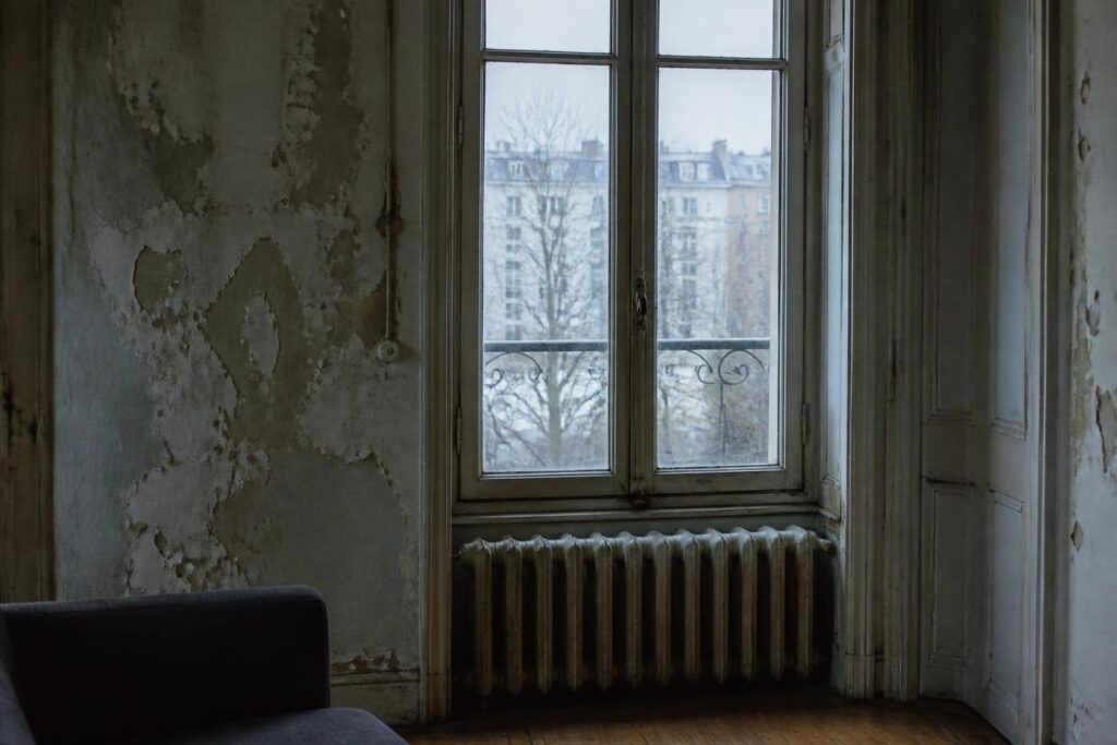 découvrez si la loi permet d'augmenter le loyer d'un logement considéré comme une passoire thermique et quelles sont les réglementations en vigueur.
