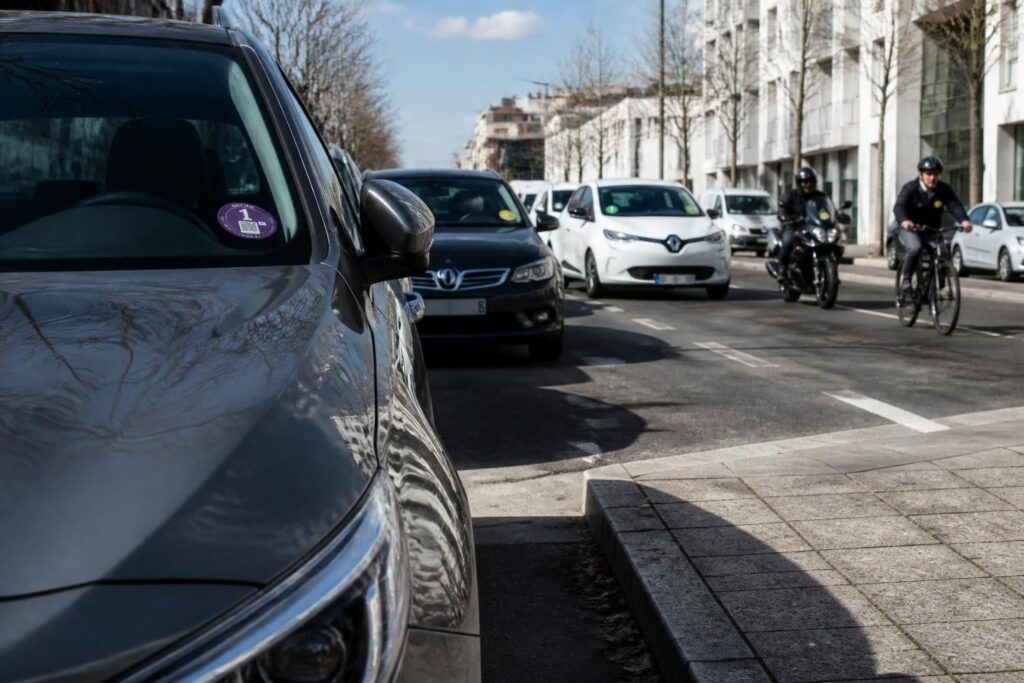 découvrez comment identifier la vignette crit'air adaptée à votre voiture pour circuler en toute légalité et respecter les zones à faibles émissions.