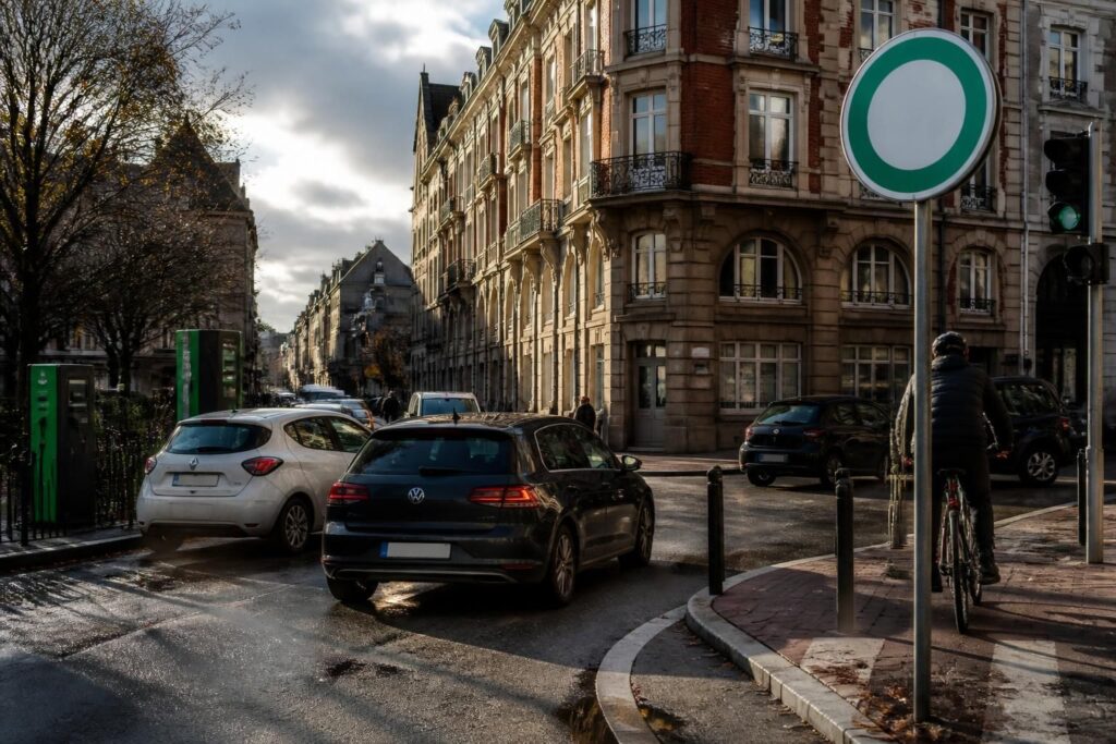 découvrez tout sur la vignette crit'air à rennes, les zones à faibles émissions (zfe) de rennes métropole, et les démarches pour obtenir votre certificat environnemental.